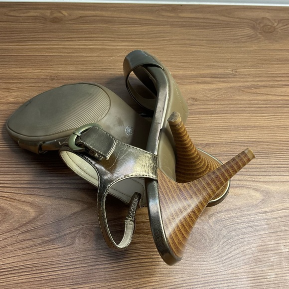 Liz Claiborne Elegant Gold Strappy Heels with ankle Buckle size 9 - Picture 6 of 8